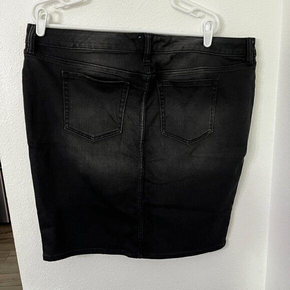 Torrid Denim Mini Skirt Black Figure Hugging Zip Fly Distressing Tones Size 2 - Picture 5 of 8